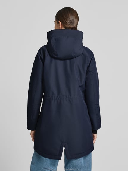 Frauenmodel trägt Regular Fit Parka mit Kapuze Modell 'Alana' von Didriksons in Dunkelblau, glatte Textur, Ganzkörperansicht Rückansicht. Rückenlänge 90 cm, Schulterbreite 38 cm, Brustweite 48 cm, Ärmellänge 74 cm, Eingrifftaschen.