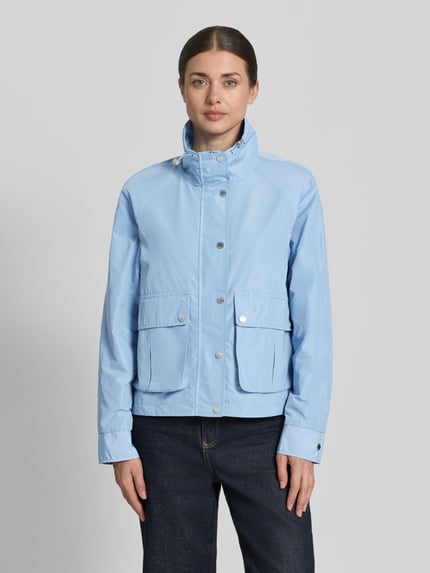 Frauenmodel trägt Jacke mit Stehkragen und Pattentaschen von Fuchs Schmitt in Hellblau, Regular-Fit, mit Tunnelzug, Knopfleiste, Ganzkörperansicht von vorne. Rückenlänge bei Größe 36: 58 cm, Schulterbreite: 41 cm, Brustweite: 54 cm, Ärmellänge: 63 cm.