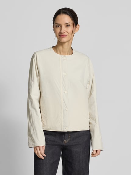 Frauenmodel trägt Jacke mit Rundhalsausschnitt Modell 'GABI' von ECOALF in Creme, Baumwolle, Regular Fit, Knopfleiste, Ganzkörperansicht von vorne