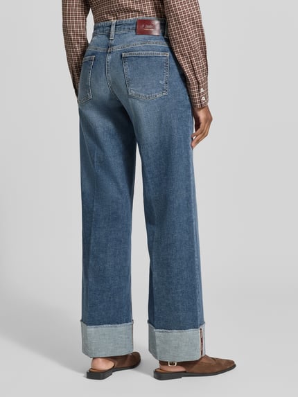 Frauenmodel trägt Wide Fit Jeans aus Baumwoll-Mix Modell 'ANTONIA' von CAMBIO, blaue Denim-Optik, mittlere Waschung, lockerer Schnitt, Damen Wide & Loose Fit Jeans von CAMBIO, Ganzkörperansicht Rückansicht.