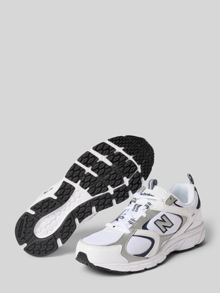 Produktfoto, Sneaker mit Logo-Detail Modell '408' von New Balance in Weiß und Grau, abgerundete Passform, profilierte schwarze Sohle, Herren Sneaker, Absatzhöhe 3 cm, Schafthöhe 8 cm, Schaftweite 9 cm