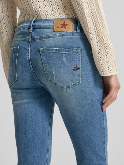Frauenmodel trägt Skinny Fit Jeans in 7/8-Länge mit seitlichen Reißverschlüssen von Buena Vista, Baumwoll-Mix mit Viskose-Anteil, Nahaufnahme Rückansicht.