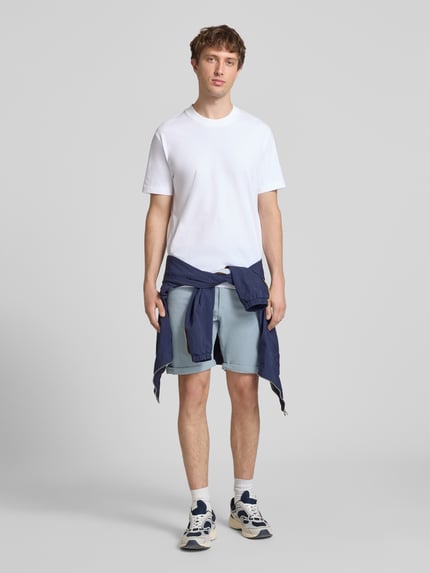 Männermodel trägt Jeansshorts mit Umschlag und Eingrifftaschen Modell 'RICK ALLEN' von Jack & Jones, Baumwoll-Elasthan-Mix, Regular-Fit, hellblau, Ganzkörperansicht von vorne. Bundweite 43 cm, Innenbeinlänge 20 cm, geeignet für Herren.