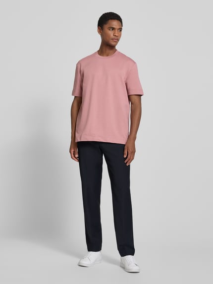Männermodel trägt dunkelblaue Straight Fit Hose mit Lanawoll-Anteil Modell 'Sake' von JOOP! COLLECTION, Elastischer-Material-Mix, Ganzkörperansicht von vorne.