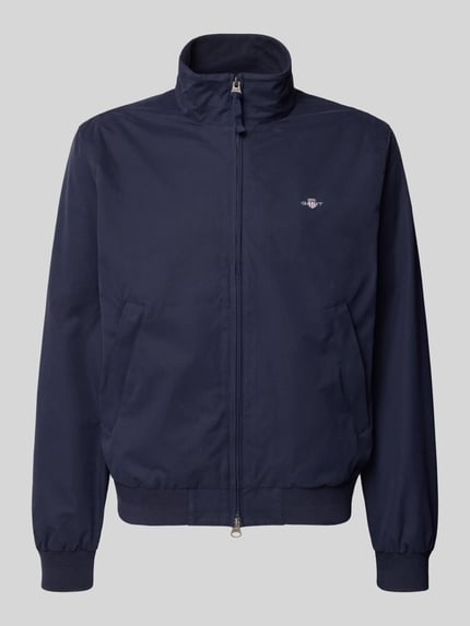 Produktfoto, Jacke mit Stehkragen und Zweiwege-Reißverschluss von Gant in Dunkelblau, Material-Mix mit Baumwoll-Anteil, Regular Fit, Eingrifftaschen, Label-Stitching, glatte Struktur.