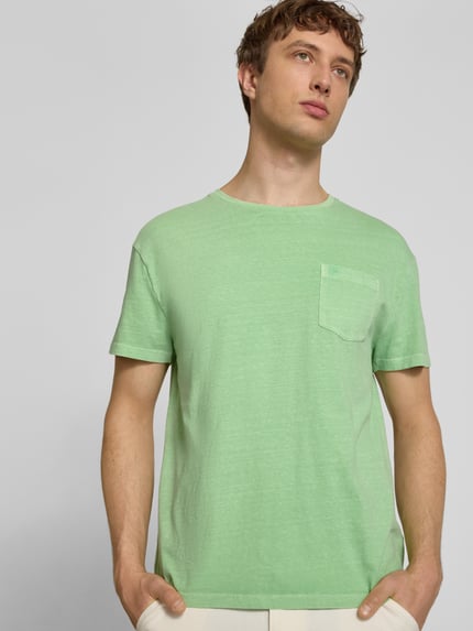 Männermodel trägt T-Shirt aus Baumwoll-Leinen-Mix mit Brusttasche von Superdry in Hellgrün, Regular-Fit, Rundhalsausschnitt, Rückenlänge bei Größe M 66 cm, Nahaufnahme Oberkörper