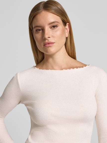 Kobiece modelka ma na sobie Slim Fit Longsleeve aus Baumwoll-Mix od Lanius, jasny kolor, dekolt w łódkę, dół z obszyciem falbaną, mieszanka bawełny, długość tyłu w rozmiarze 36: 54 cm, krój slim fit, zbliżenie na górną część ciała