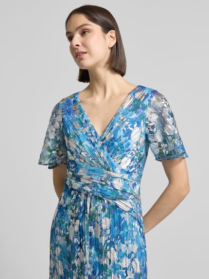 Frauenmodel trägt Regular Fit Abendkleid mit floralem Allover-Print von Adrianna Papell in Blau-Grün-Tönen, Plissee-Optik, V-Ausschnitt, Kurzärmelig, Tailliert, Reißverschluss, Detailaufnahme Oberkörper. Rückenlänge bei Größe 36: 145 cm, Brustweite 46 cm, Ärmellänge 27 cm.