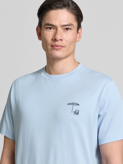 Männermodel trägt Regular Fit T-shirt uit puur katoen model 'HASPEN' van SELECTED HOMME, look: effen, motiefstitching, ronde hals, korte mouw, jersey materiaalverwerking, Nahaufnahme bovenlichaam.