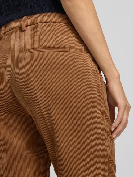 Frauenmodel trägt Regular Fit Cordhose mit fixiertem Beinumschlag Modell 'KRYSTAL' von CAMBIO in warmem Braunton, Detailaufnahme, Damen Cordhose von CAMBIO