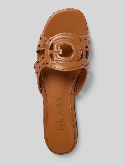 Productfoto, cognacbruine Sandalette met afgeronde neus, logo-patroon en sleufmodel, Sandalette mit Logo-Muster Modell 'CIESTA2' van Guess, hakhoogte 2 cm