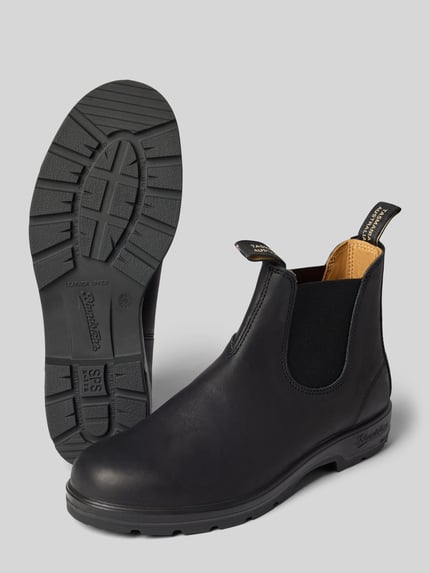 Produktfoto, Chelsea Boots aus echtem Leder von Blundstone in Schwarz, abgerundete Form, elastische Einsätze, profilierte Sohle, Label-Details, robuste Textur