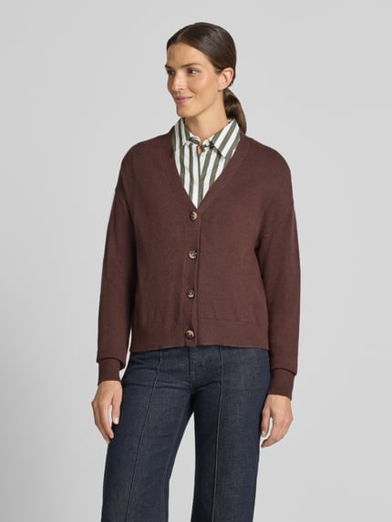 Frauenmodel trägt Cardigan mit V-Ausschnitt Modell 'VIRIL' von VILA in Braun, Viskose-Mix, Straight Fit, Knopfleiste, Ganzkörperansicht von vorne.