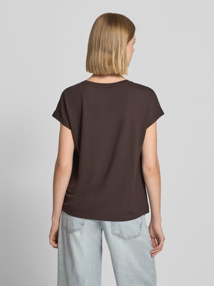 Frauenmodel trägt T-Shirt aus Viskose-Mix mit Ziersteinbesatz von monari in Dunkelbraun, Regular Fit, Rückenlänge 56 cm, Ganzkörperansicht Rückansicht.