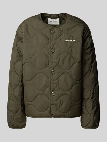 Produktfoto, olivgrüne Steppjacke mit Label-Stitching Modell 'Skye Liner' von Carhartt Work In Progress, Regular Fit, runde Formen, glatte Textur
