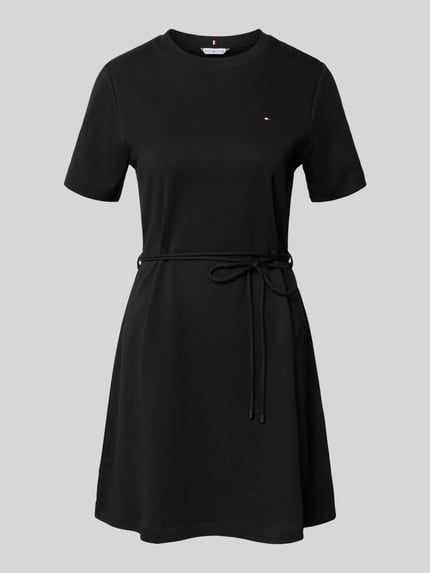 Produktfoto, Tailliertes Sweatkleid aus reiner Baumwolle von Tommy Hilfiger, Optik: Unifarben, Passform: Tailliert, Mini-Länge, Rundhals, Logo-Stitching, ohne Verschluss, Taillengürtel zum Binden, Ärmelform: Kurzarm, Saum: Gerade, Materialverarbeitung: Interlock, Material: Reine Baumwolle