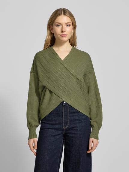 Vrouwenmodel draagt groene Strickpullover in Wickel-Optik Modell 'Zine Rachelle' van MSCH Copenhagen, V-hals, viscosemix, relaxed fit, volledige vooraanzicht.