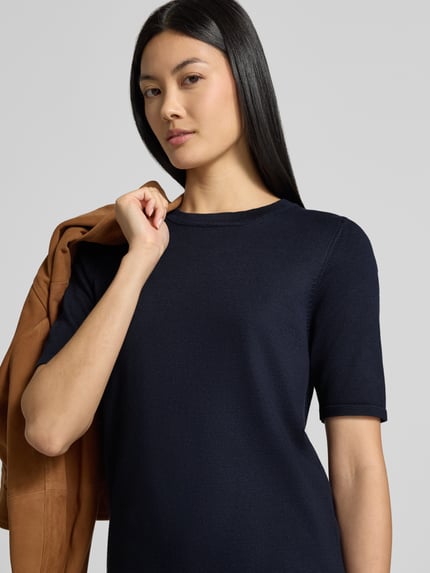 Frauenmodel trägt Regular Fit Pullover in Strick-Optik Modell "LULS" von ICHI in Dunkelblau, Viskose-Mix, Nahaufnahme Oberkörper.