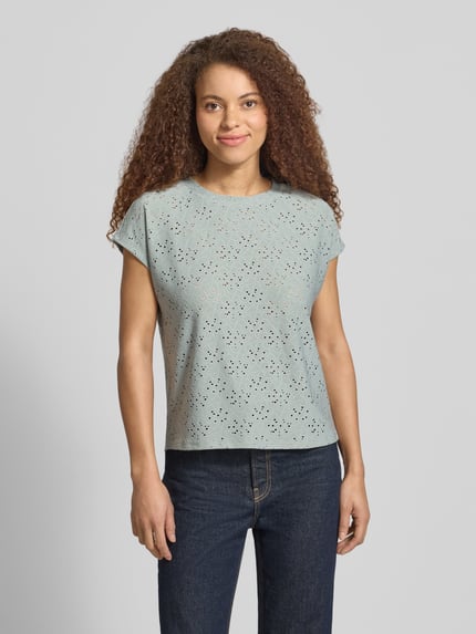 Frauenmodel trägt Damen T-Shirt Relaxed Fit T-Shirt mit Ausbrenner-Effekt Modell 'Smilla' von Only in Hellblau, Lochmuster, Rundhals, Kurzarm, Ganzkörperansicht von vorne.