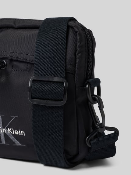 Produktfoto, schwarze Umhängetasche mit Logo-Stitching Modell 'BOLD SQUARE CROSSBODY' von CK Calvin Klein für Herren, strukturierte Oberfläche