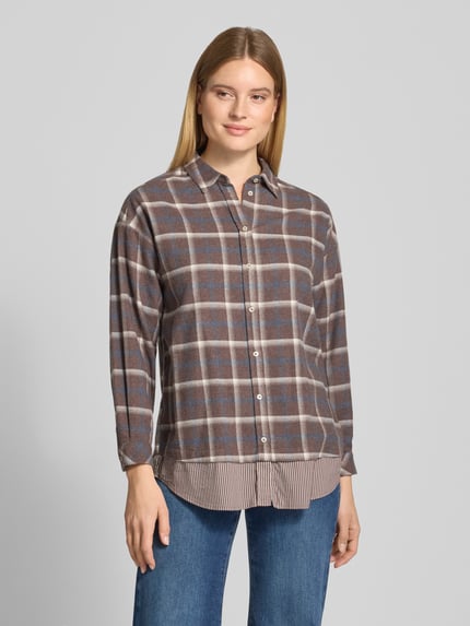 Frauenmodel trägt Relaxed Fit Hemdbluse in Layering-Optik von Emily Van den Bergh, Baumwoll-Mix, Allover-Look, Ganzkörperansicht von vorne.