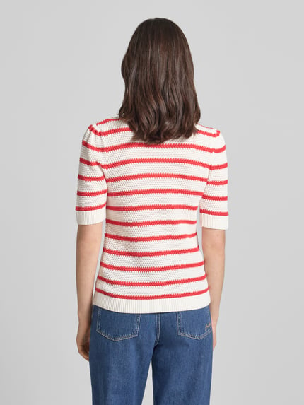 Frauenmodel trägt Strickshirt mit Rundhalsausschnitt Modell 'DALO' von Vila aus Reine Baumwolle, Regular-Fit, Strukturmuster, Ganzkörperansicht Rückansicht.