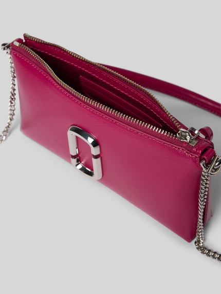 Produktfoto, saszetka 'Pochette aus echtem Rindsleder' od Marc Jacobs w kolorze różowym, faktura skóry bydlęcej, detal z logo, efekt łańcuszka, główna przegroda z zamkiem błyskawicznym, odpinany pasek, szerokość w rozmiarze 1: 21 cm, długość w rozmiarze 1: 12 cm, głębokość w rozmiarze 1: 4 cm