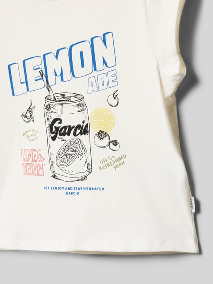 Produktfoto, Regular Fit T-Shirt mit Motiv-Print von Garcia aus bawełna, okrągły dekolt, nadruk z motywem i logo, długość tyłu w rozmiarze 140: 36 cm, kolor biały z niebiesko-żółtym nadrukiem, gładka tekstura