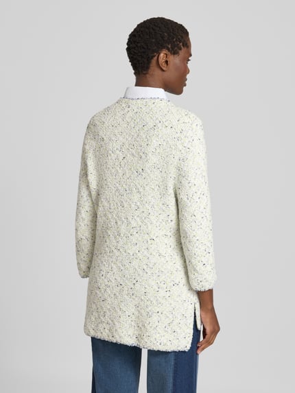 Frauenmodel trägt Strickjacke mit 3/4-Arm und aufgesetzten Taschen von Marc Cain, Baumwoll-Mix, Strukturmuster, Ganzkörperansicht Rückansicht.