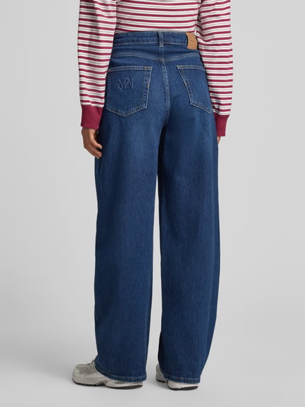 Männermodel trägt Barrel Fit Jeans mit Wpuszczane kieszenie Modell 'Cindy Draciel' von MOS MOSH, mieszanka bawełny i elastanu, ciemnoniebieski denim, Szerokość w rozmiarze 27: 38 cm, Długość wewnętrzna nogawki w rozmiarze 27: 78 cm, Ganzkörperansicht Rückansicht