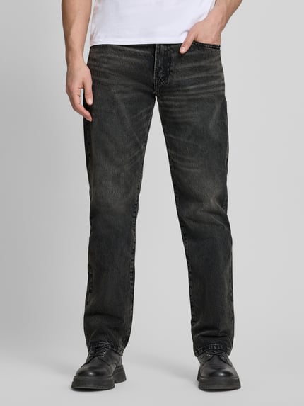 Mężczyzna nosi Relaxed Straight Fit Jeans im Used-Look von GAP, czarna bawełna, wpuszczane kieszenie, szerokość w rozmiarze 32/32: 44 cm, długość wewnętrzna nogawki: 80 cm, efekt znoszenia, Ganzkörperansicht von vorne