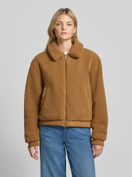Frauenmodel trägt Jacke aus Teddyfell mit Eingrifftaschen von Karo Kauer in hellbraun, Reißverschluss, Umlegekragen, Regular Fit, Ganzkörperansicht von vorne.