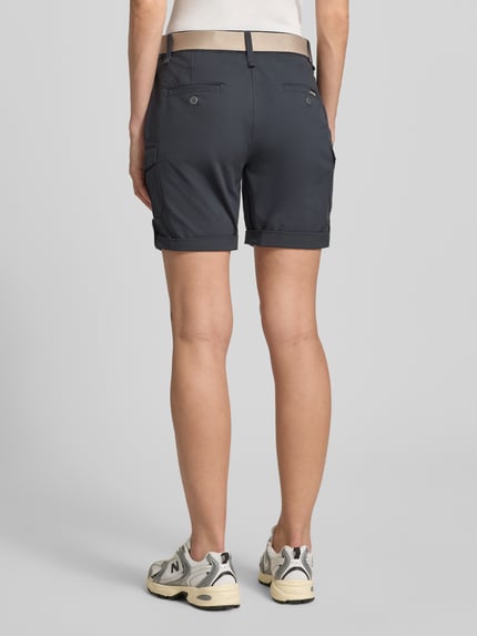 Frauenmodel trägt Shorts mit Hydrocool Effekt und Gürtel von G.I.G.A. DX, dunkel, mit Eingrifftaschen, Pattentaschen, Regular Fit, Ganzkörperansicht Rückansicht.