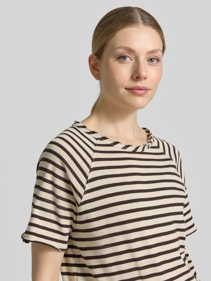 Frauenmodel trägt Regular Fit T-Shirt mit Rundhalsausschnitt von Smith and Soul aus reiner Baumwolle, Rollsaum, beige-braune Streifen, Nahaufnahme Oberkörper.
