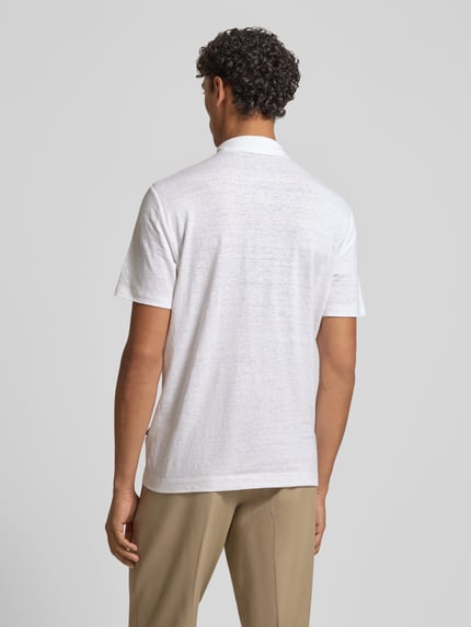 Mannelijk model draagt Slim Fit poloshirt uit mix van linnen en elastaan van OLYMP Level Five, heren, knoopsluiting, 1/2-mouwen, ruglengte bij maat M 70 cm, Ganzkörperansicht Rückansicht.
