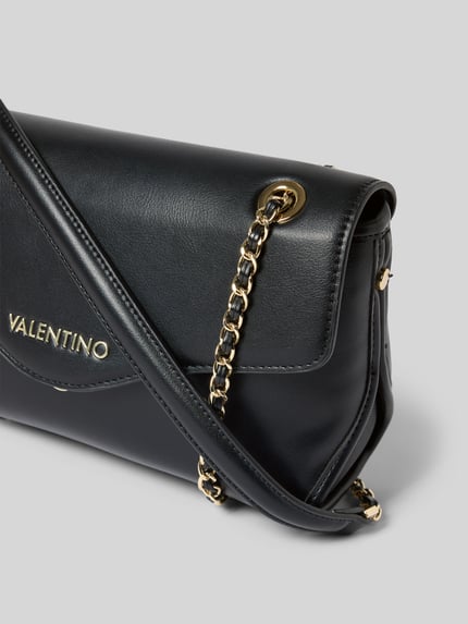Productfoto, handtas in zwart met labeldetail, schouderband in schakelkettinglook, Handtasche mit Label-Detail Modell 'NOX' van VALENTINO BAGS, hoofdvak met magneetsluiting, hengsel, binnenvak met ritssluiting, breedte maat 1: 31 cm, lengte maat 1: 18 cm, diepte maat 1: 10 cm, schouderbandlengte maat 1: 105 cm.