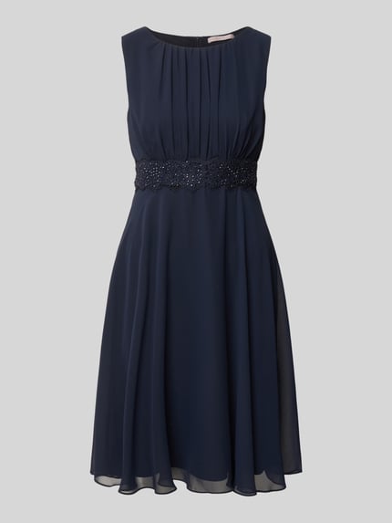 Produktfoto, Knielanges Cocktailkleid mit Taillenband von Christian Berg Cocktail, dunkelblauer Chiffon mit Drapierungen und Rundhalsausschnitt