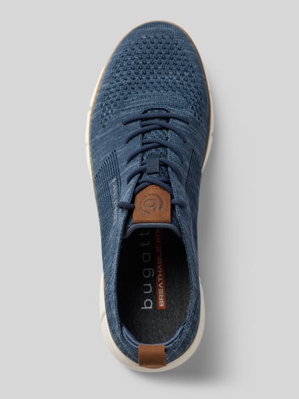 Productfoto, Sneaker met labeldetails model 'Pasadena' van bugatti, blauw textiel, afgeronde vorm, gestructureerde zool, vetersluiting, structuur bovenwerk, maat 44 hakhoogte 3 cm, schachthoogte 8 cm, schachtwijdte 10 cm