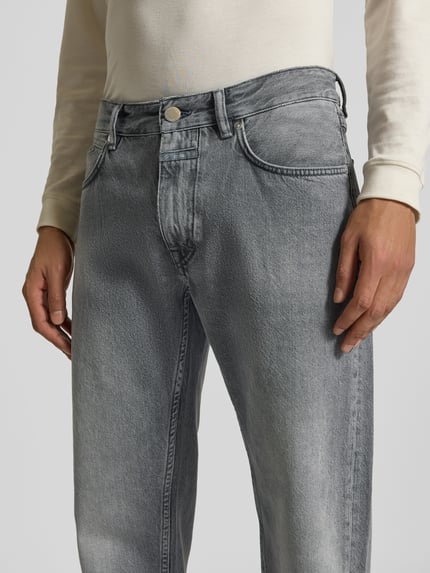 Männermodel trägt Bootcut Fit Jeans aus reiner Baumwolle von Closed, graue Used-Optik, 5-Pocket-Design, Nahaufnahme Oberkörper.