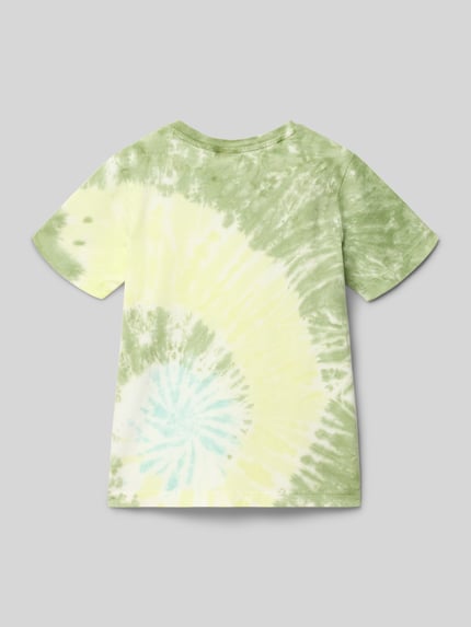 Junge trägt Regular Fit T-Shirt aus reiner Baumwolle von s.Oliver RED LABEL mit Optik:Allover-Muster in Grün und Gelb, Ganzkörperansicht Rückansicht.