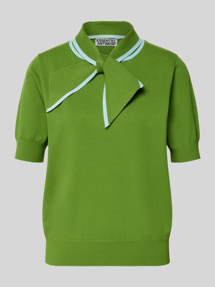 Produktfoto, Regular Fit Poloshirt aus Viskose-Mix Modell 'JONDA' von Essentiel Antwerp, Optik: Unifarben in Grün mit Kontraststreifen, Polokragen mit Schleife, Kurzarm, gerippter Ärmel- und Rumpfabschluss, Materialverarbeitung: Taschen