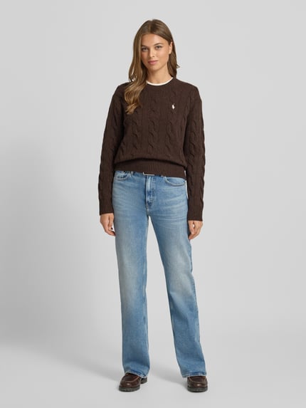 Frauenmodel trägt Bootcut Jeans im Used-Look von Polo Ralph Lauren in Hellblau mit Eingrifftaschen, Baumwoll-Elasthan-Mix, Ganzkörperansicht von vorne.