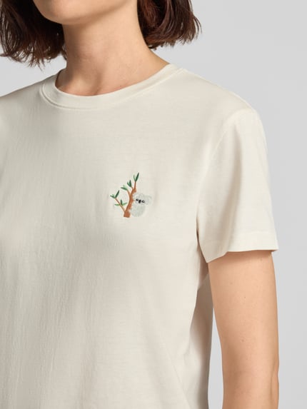 Frauenmodel trägt T-Shirt mit Stitching und Rundhalsausschnitt von Jake*s Casual aus reiner Baumwolle, Regular Fit, Nahaufnahme Oberkörper.