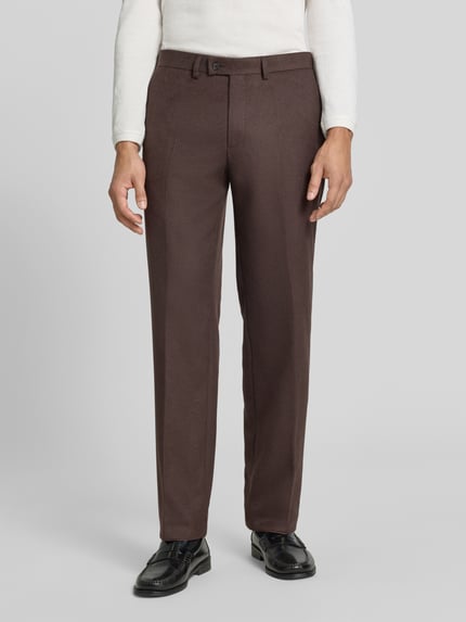 Männermodel trägt Anzughose mit Bügelfalte und Eingrifftaschen von Christian Berg Men in Braun mit Straight Fit, Nahaufnahme Oberkörper. Materialmix mit Schurwolle-Anteil, Knopf-, Haken- und Reißverschluss erkennbar.