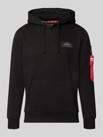 Productfoto, zwarte hoodie met kangoeroezak en labelprint op de rug, katoenmix, regular fit, Alpha Industries Hoodie met Känguru-Tasche und rückseitigem Label-Print, ruglengte en mouwlengte 65 cm, merklabel links.