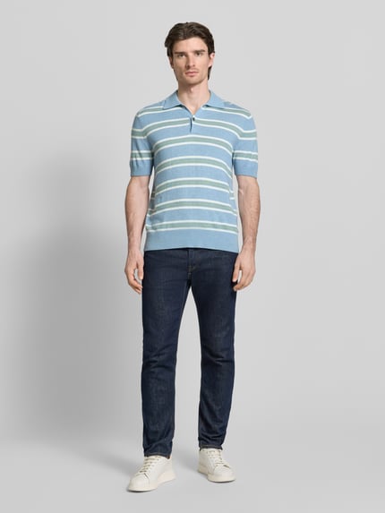 Mannelijk model draagt Poloshirt uit katoen-lyocellmix met kasjmier van FTC-Cashmere, lichtblauw met witte strepen, ribboorden, Regular Fit, polokraag, korte knoopsluiting, volledige lichaamsweergave voorkant.