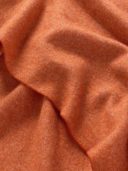 Produktfoto, orangemelierter Schal aus Wolle mit Kaschmiranteil von ASCOT, Strickstruktur, weiche Textur, Detailaufnahme, Melange-Optik