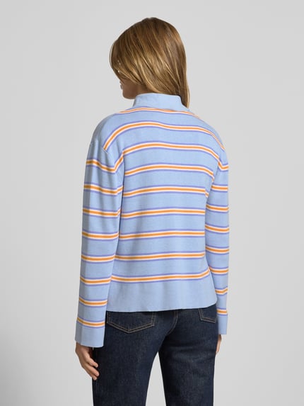 Vrouwenmodel draagt Regular Fit Poloshirt met viscose-aandeel van Gina Tricot, gebreide look, blauw met strepen, achterkant volledig zichtbaar, ganzkörperansicht rückansicht.