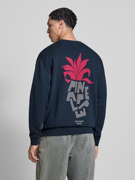 Mannelijk model draagt Regular Fit Sweatshirt uit puur katoen van Marc O’Polo Denim, effen donkerblauw met labelprint, rugaanzicht, ganzkörperansicht rückansicht.
