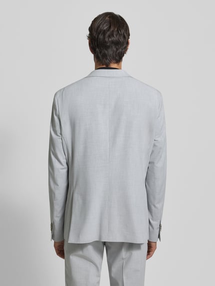 Männermodel trägt Slim Fit 2-Knopf-Sakko mit Viskose-Anteil von MCNEAL, Unifarbenes-Design, Material-Mix, Ganzkörperansicht Rückansicht.